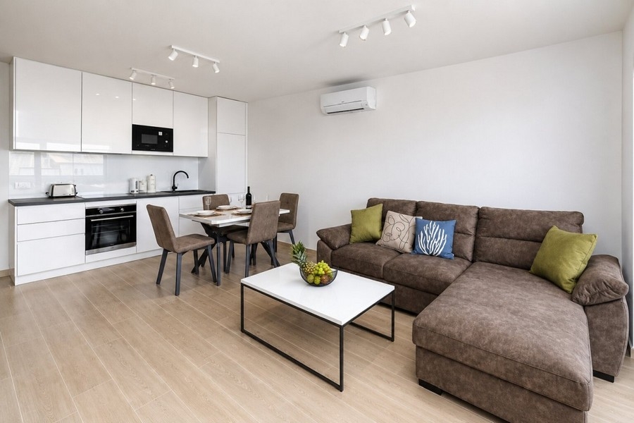 Zona giorno e cucina a vista con cucina moderna