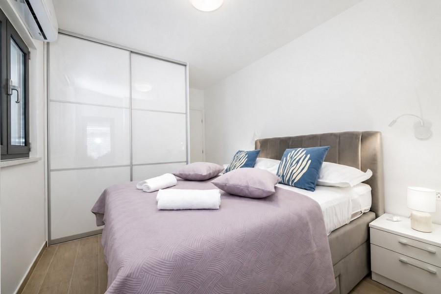 Camera da letto con letto matrimoniale e armadio a muro