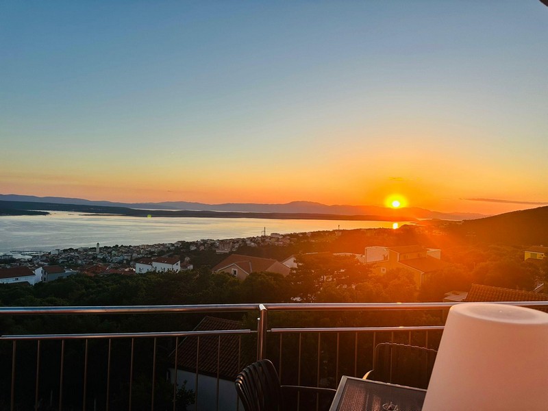 Vista panoramica sul mare al tramonto a Crikvenica