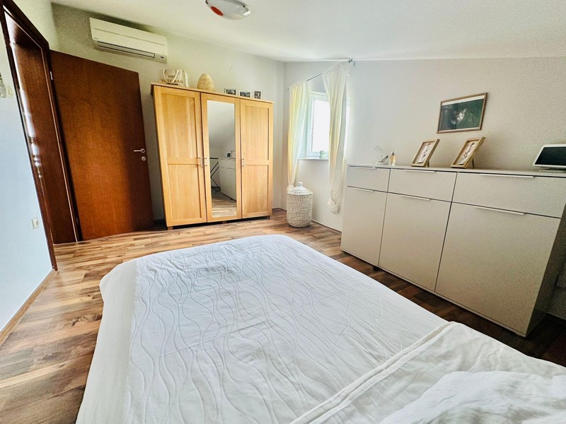 Seconda camera da letto con armadio e cassettiera