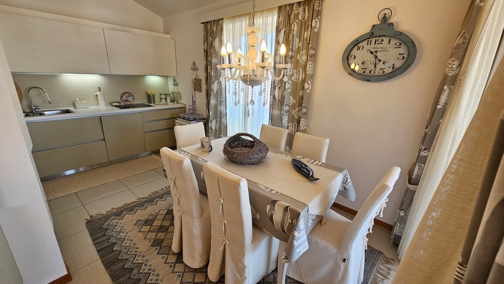 Zona pranzo con tavolo e lampadario