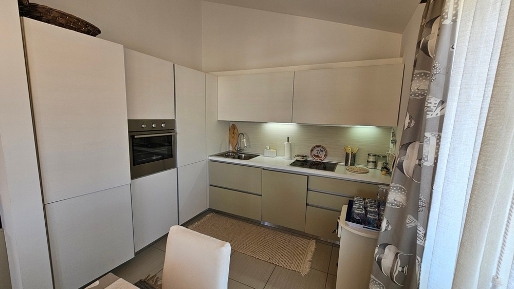 Cucina moderna con elettrodomestici da incasso