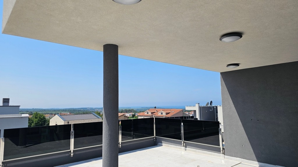 Attico con terrazza sul tetto e vista mare a Vabriga