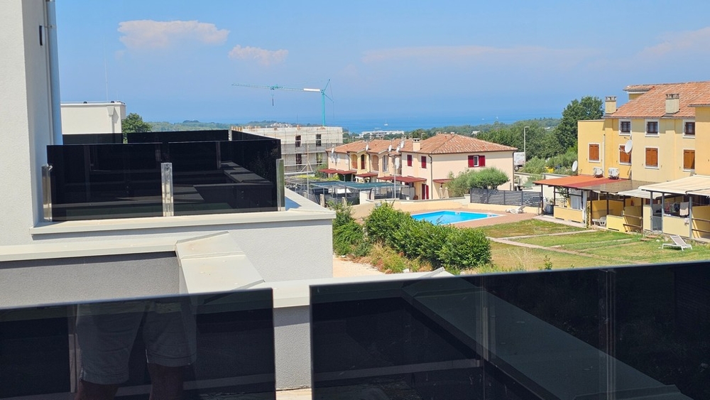 Vista dalla terrazza sul tetto sul mare e sui dintorni