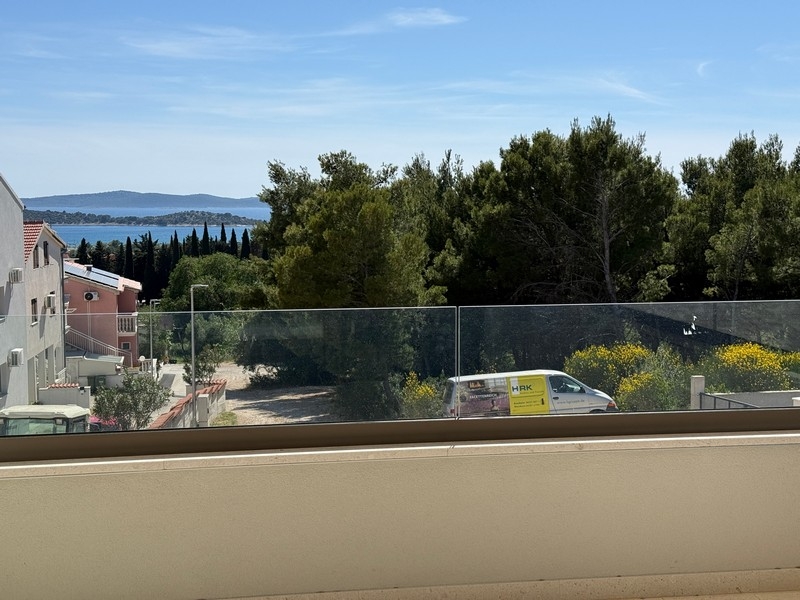 Terrazza con vista mare dell'appartamento di nuova costruzione a Vodice