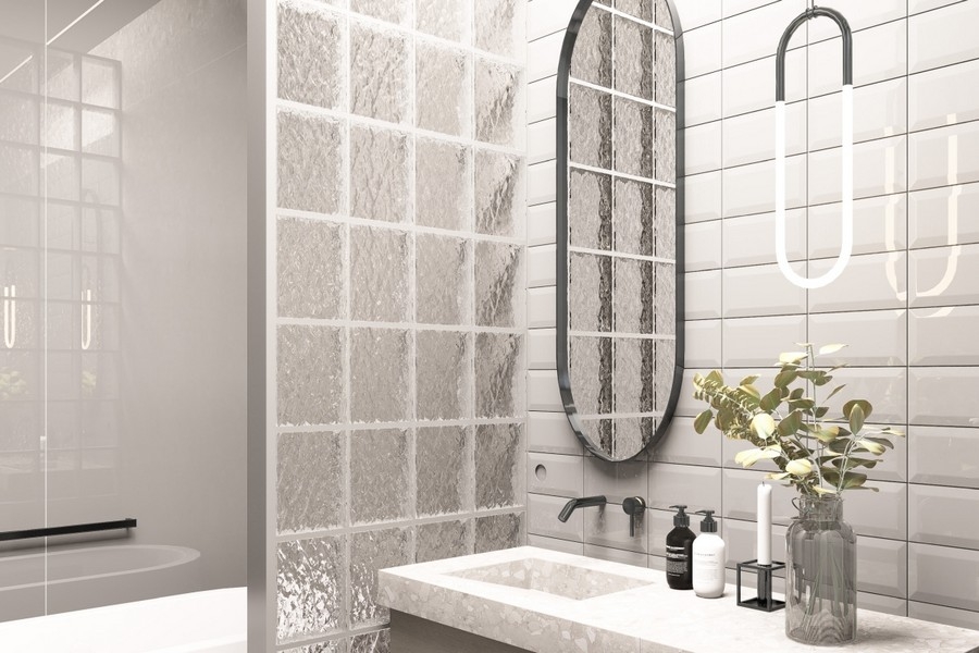 Bagno moderno con piastrelle