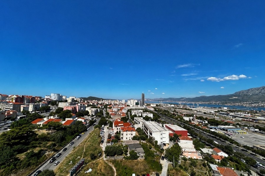 Vista panoramica su Split sul mare in Croazia