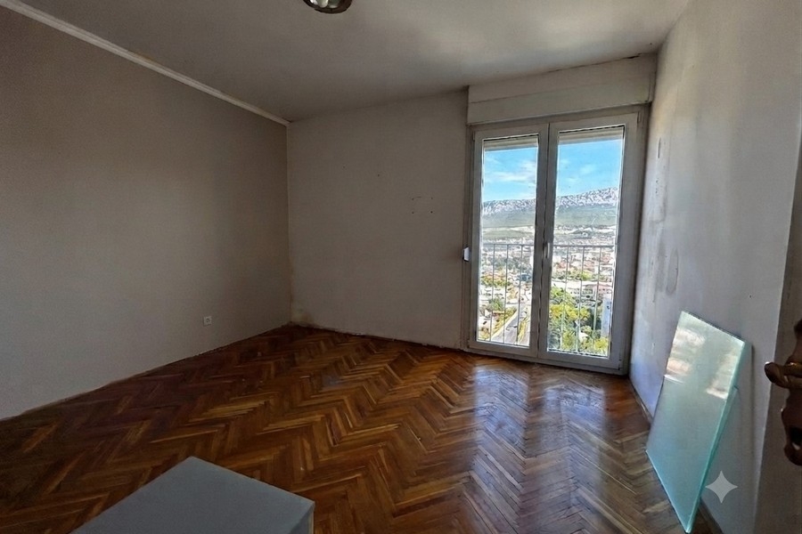 Camera da letto con parquet a spina di pesce e vista