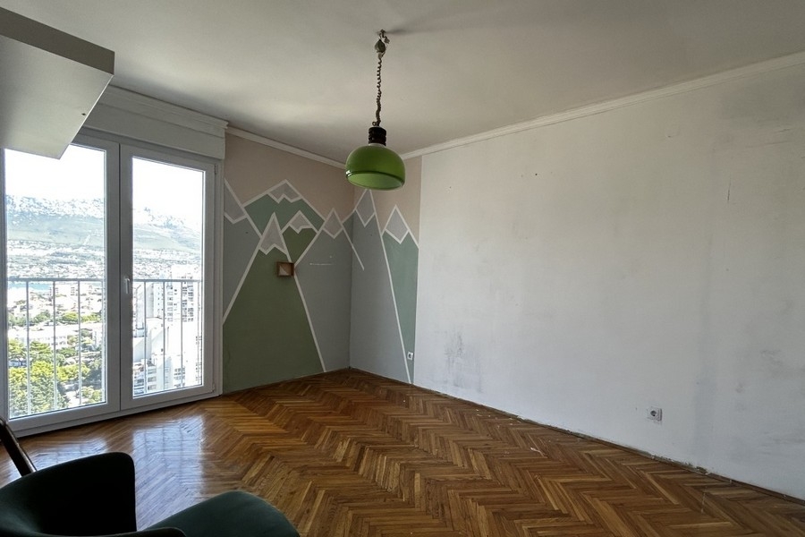 Stanza con parquet e balcone a Split