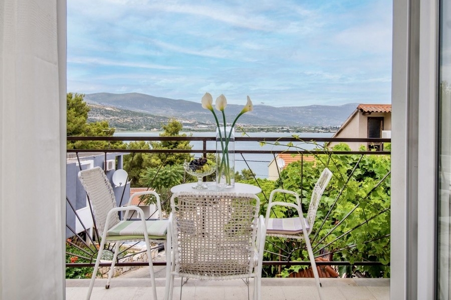 Balcone con zona salotto e vista mare, Croazia