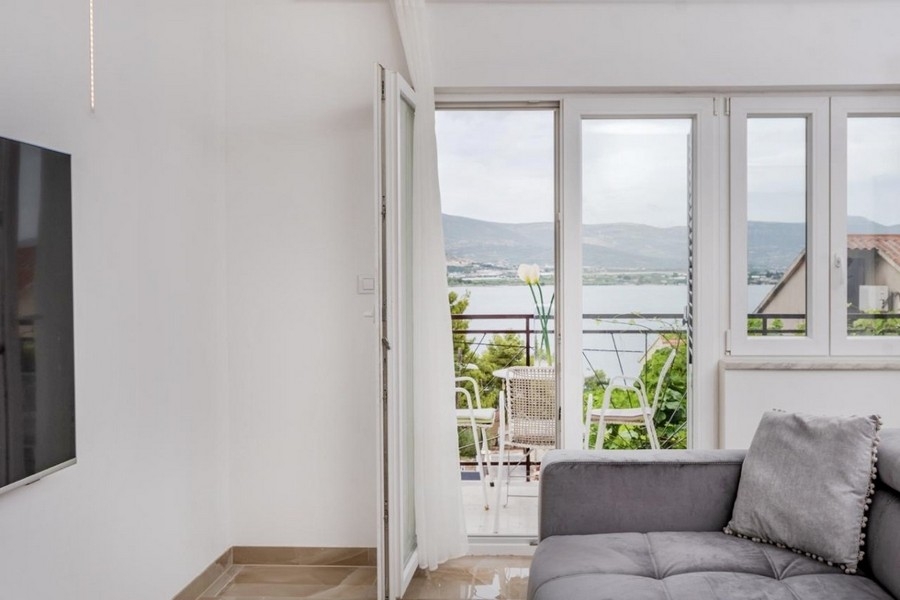 Zona giorno con grandi finestre e vista mare