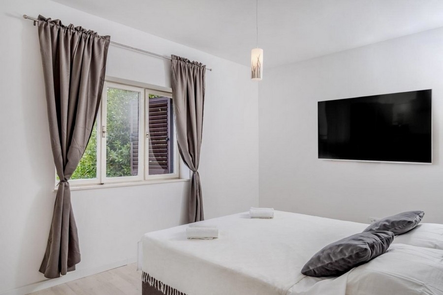 Camera da letto con letto e televisore