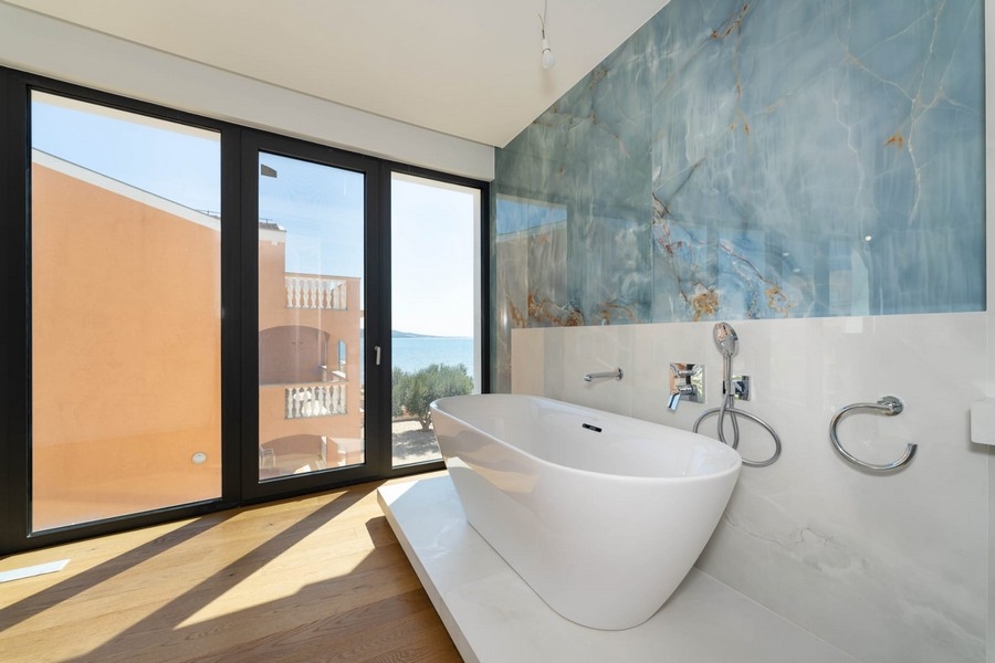 Bagno con vasca freestanding in un appartamento in Croazia