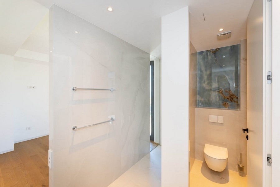 Bagno con doccia e WC