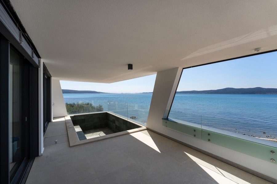 Terrazza coperta con piscina e vista panoramica sul mare