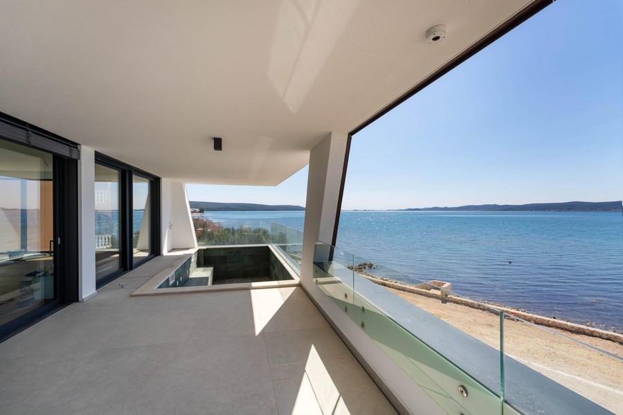 Terrazza con piscina e vista su spiaggia e mare