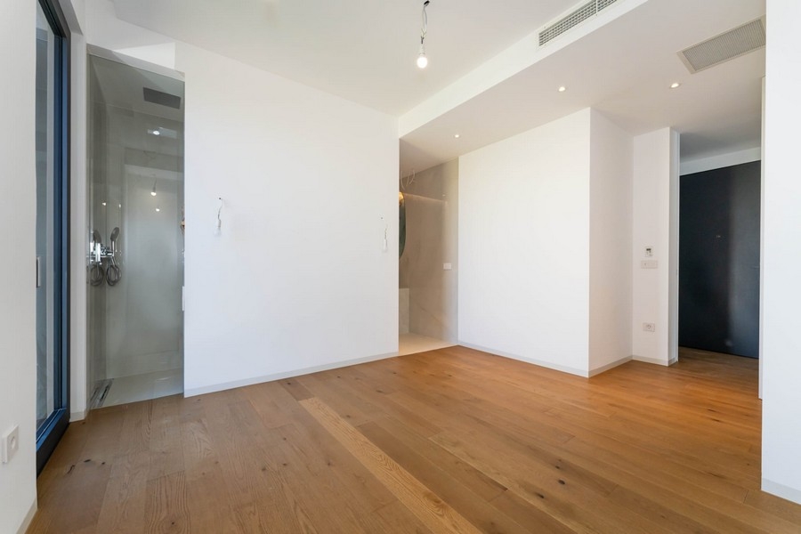 Camera da letto con pavimento in legno