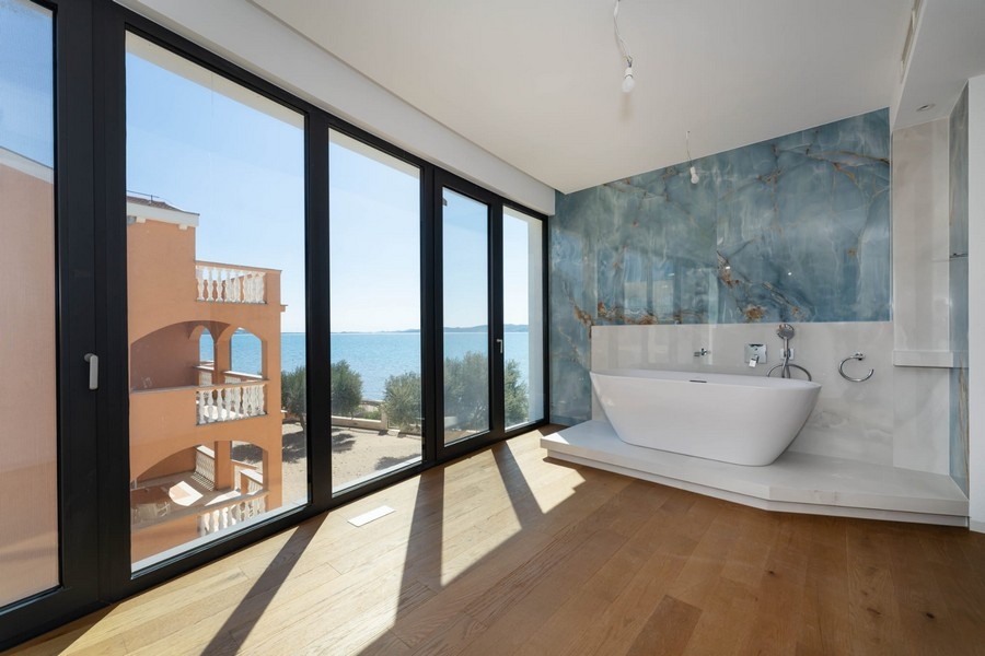 Bagno con vasca freestanding e vista mare