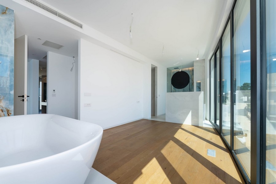 Bagno con vasca e grandi finestre