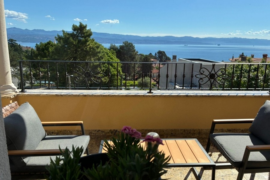 Terrazza con salottino e vista mare a Lovran