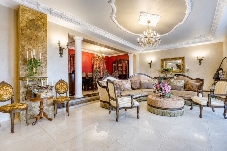Zona giorno con elegante salottino ed elementi in stucco