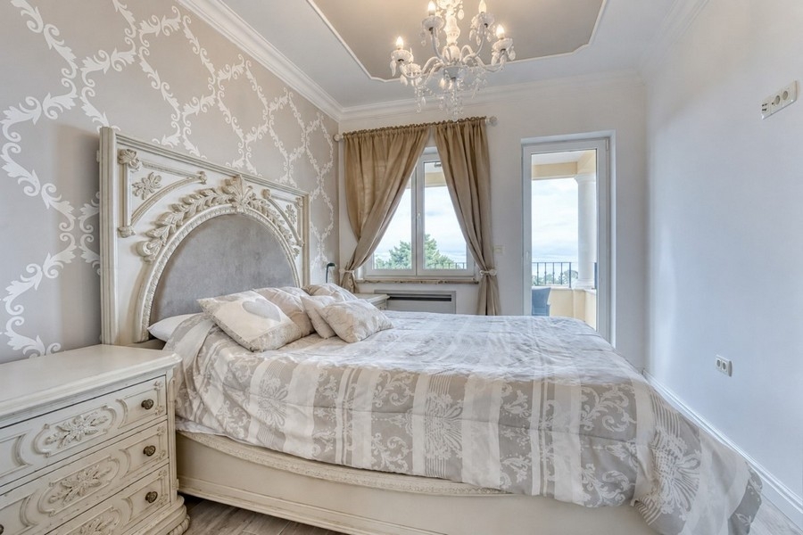 Camera da letto luminosa con accesso alla terrazza