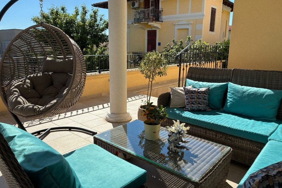 Terrazza con mobili lounge e sedia sospesa in Croazia