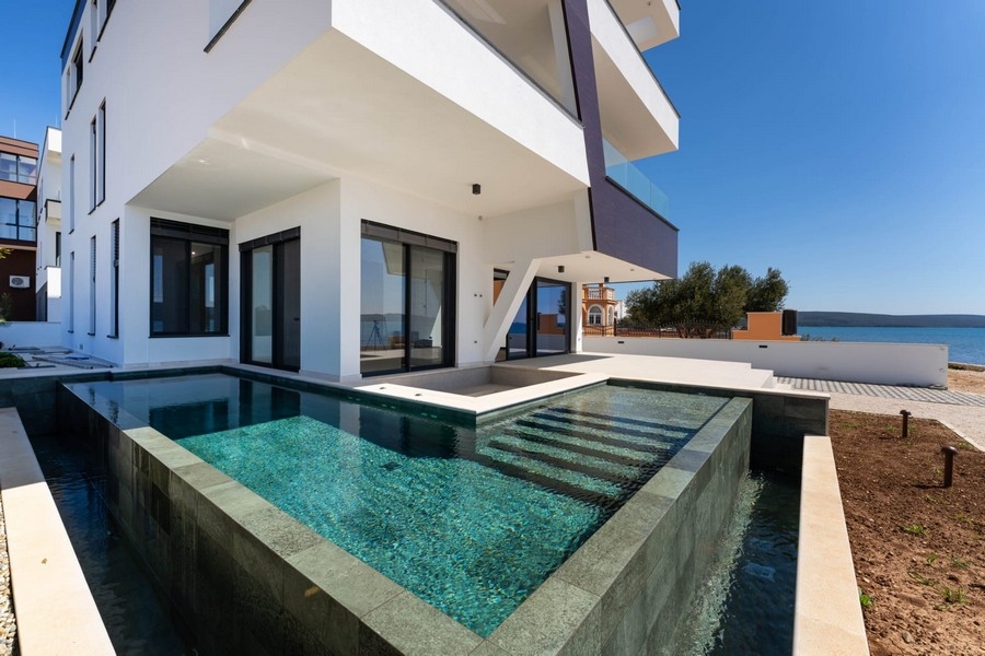Appartamento di nuova costruzione con piscina direttamente sul mare a Sukosan Croazia