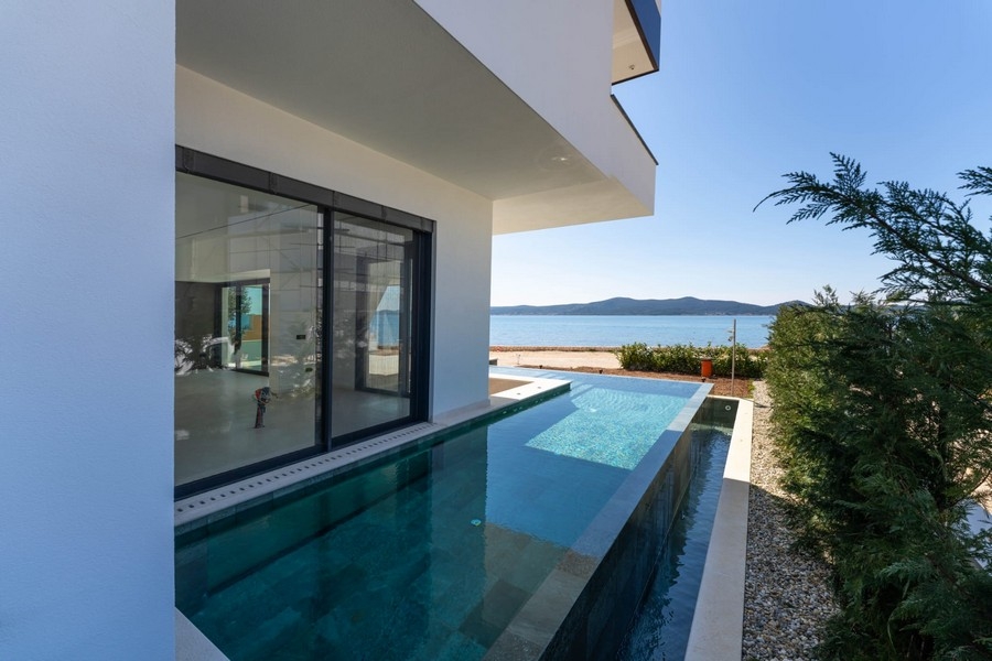 Piscina lungo la facciata della casa con vista mare in Croazia