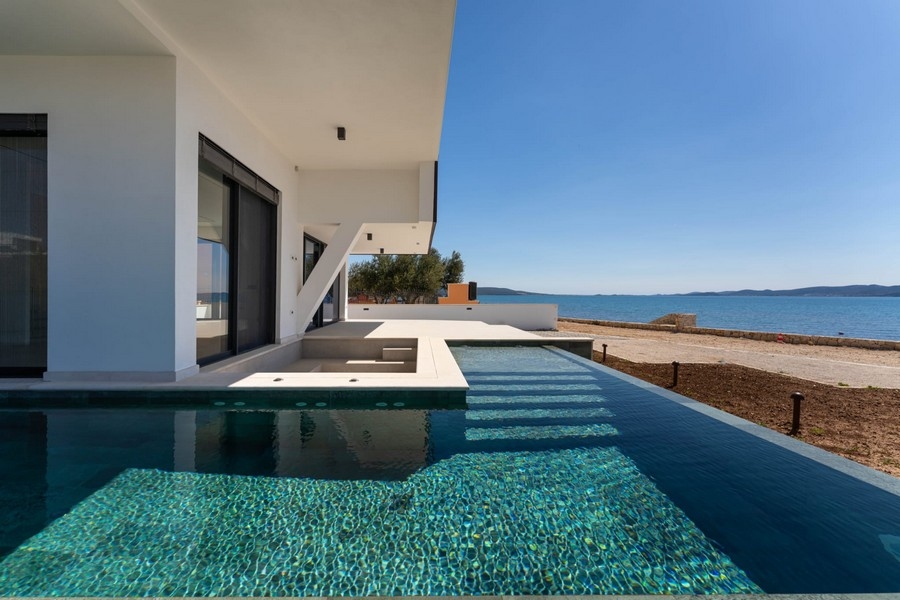 Piscina sulla facciata dell'appartamento di nuova costruzione con vista mare