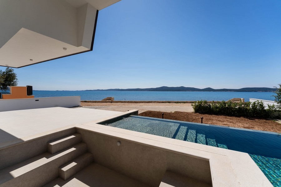 Terrazza coperta con gradini verso la piscina e vista mare