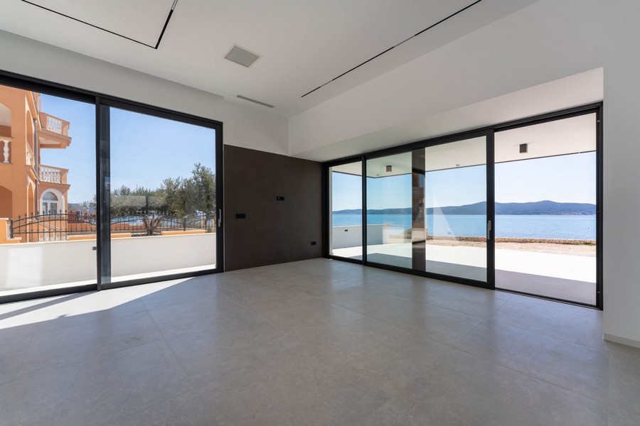 Zona giorno con accesso alla terrazza e vista sul mare