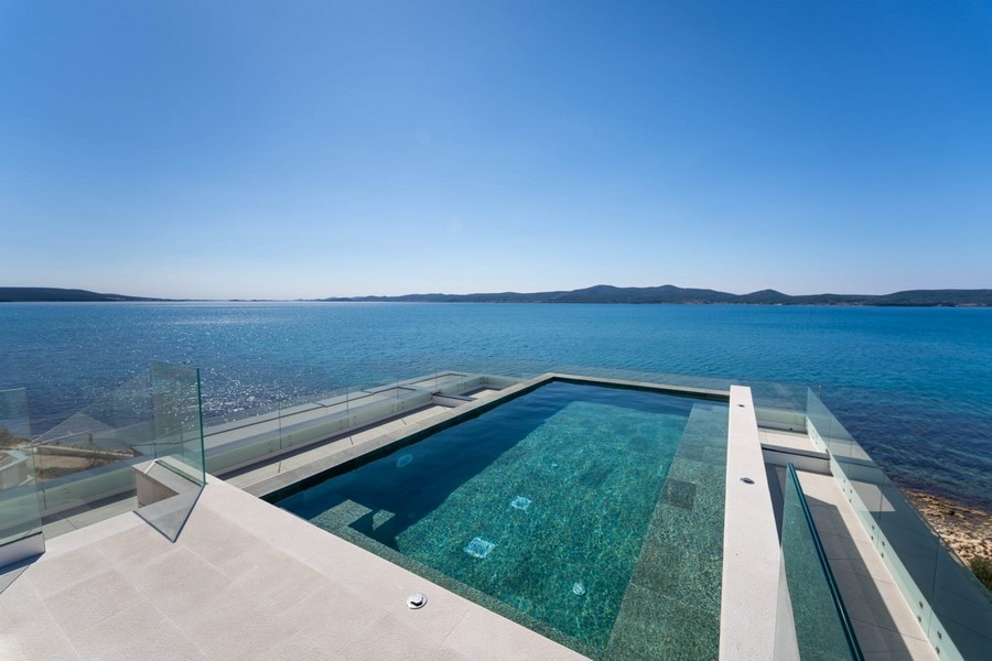 Piscina a sfioro sulla terrazza sul tetto con vista mare