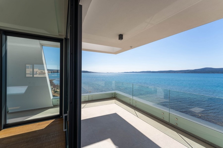 Terrazza con parapetto in vetro e vista mare a Sukosan