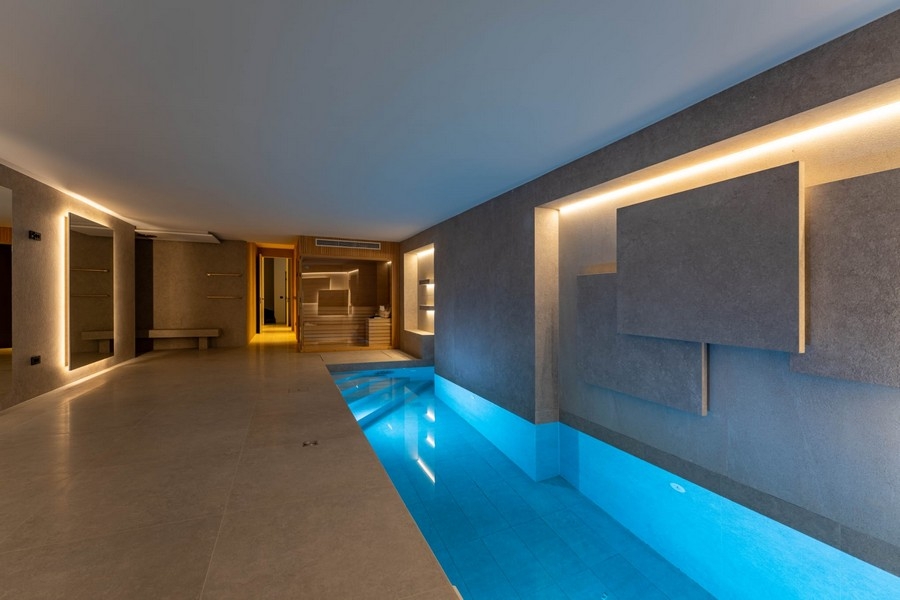 Piscina interna al piano seminterrato dell'attico in Croazia
