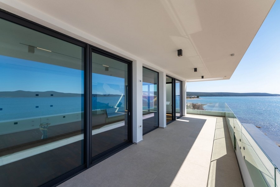 Terrazza coperta dell'attico con vista mare