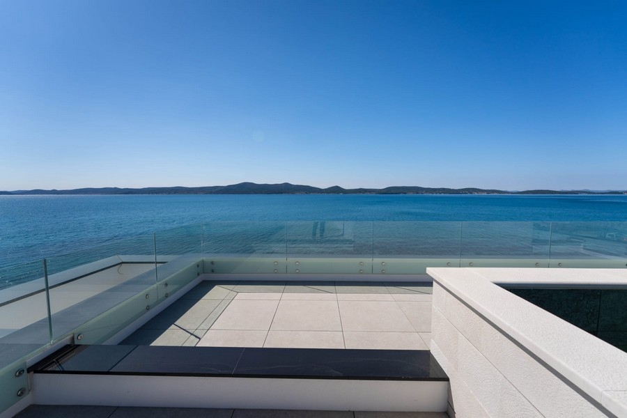 Terrazza sul tetto con vista panoramica sul mare in Croazia