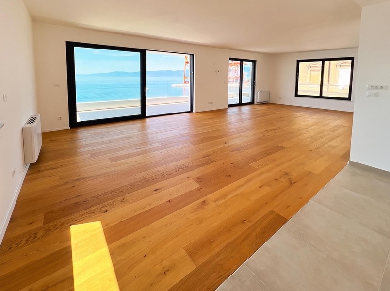 Zona giorno con parquet e vista sul mare