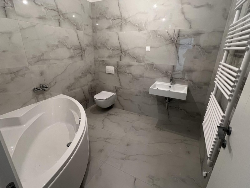 Bagno con vasca effetto marmo