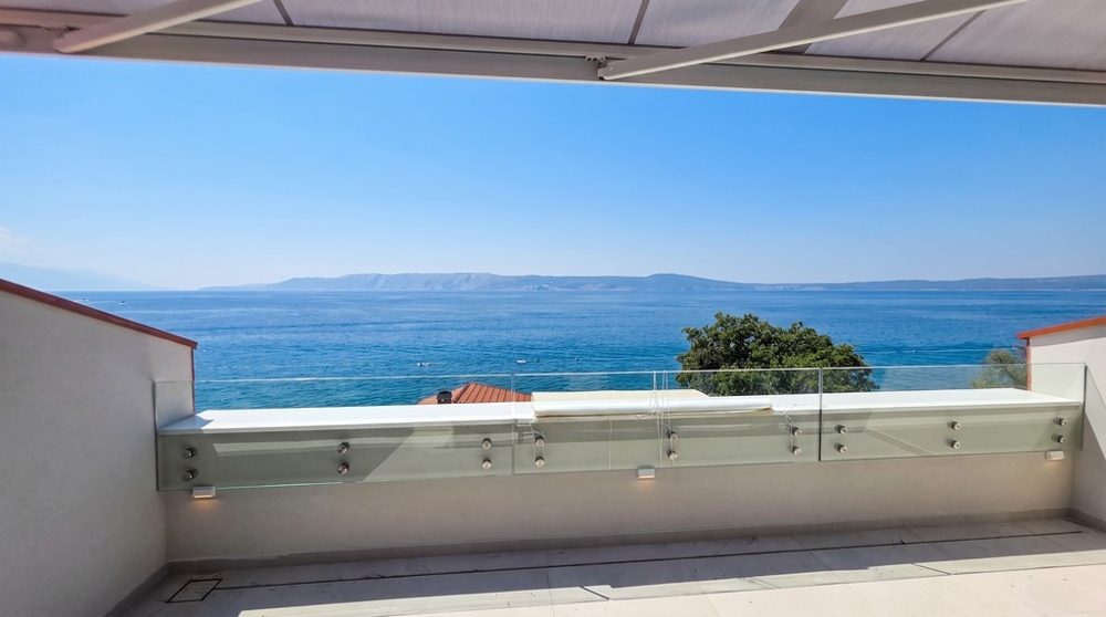 Terrazza con vista mare dell'appartamento di nuova costruzione a Novi Vinodolski