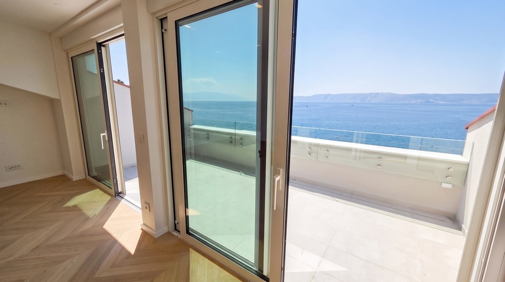 Vista attraverso le porte a vetri sulla terrazza e sul mare