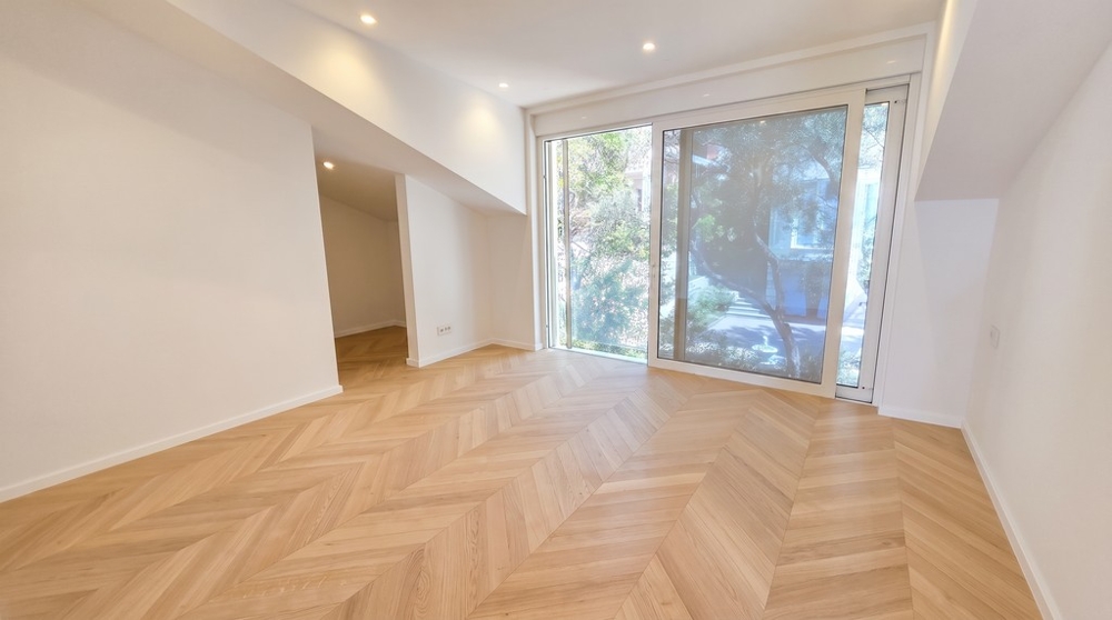 Stanza luminosa con soffitto spiovente e grande finestra