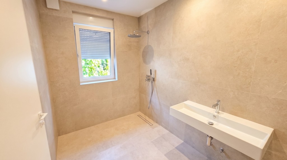 Bagno con doccia a pioggia in Croazia