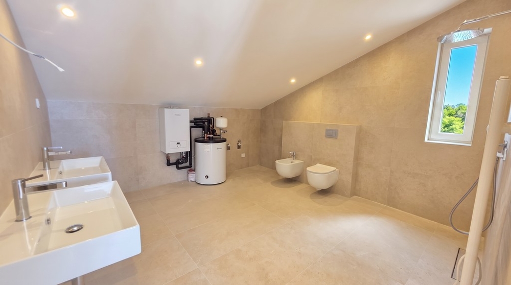 Bagno con finestra e scaldabagno
