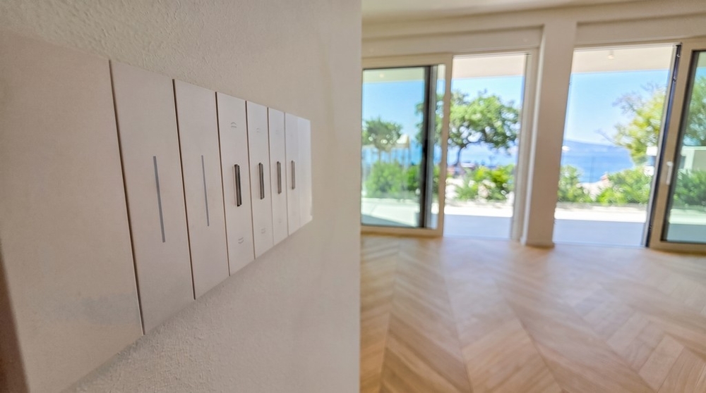 Stanza con armadio a muro e accesso alla terrazza