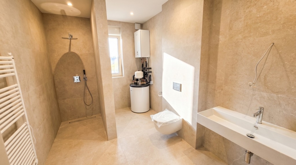 Bagno con doccia a filo pavimento