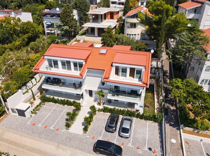 Veduta aerea dell'edificio residenziale a Novi Vinodolski, Croazia