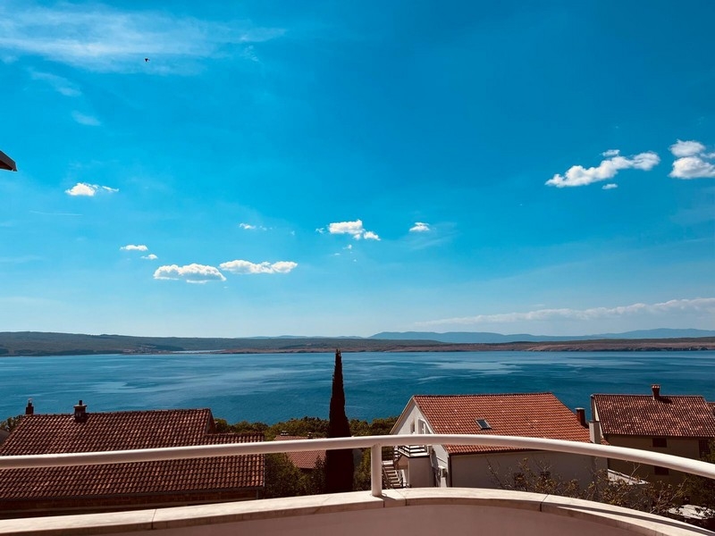 Appartamento su due livelli con vista mare a Dramalj vicino a Crikvenica