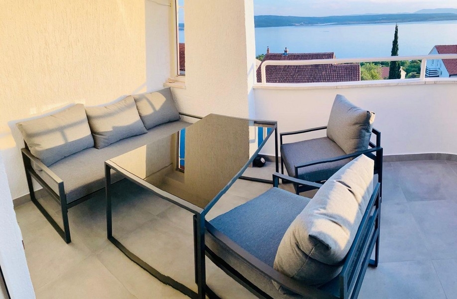 Balcone con mobili lounge e vista sul mare