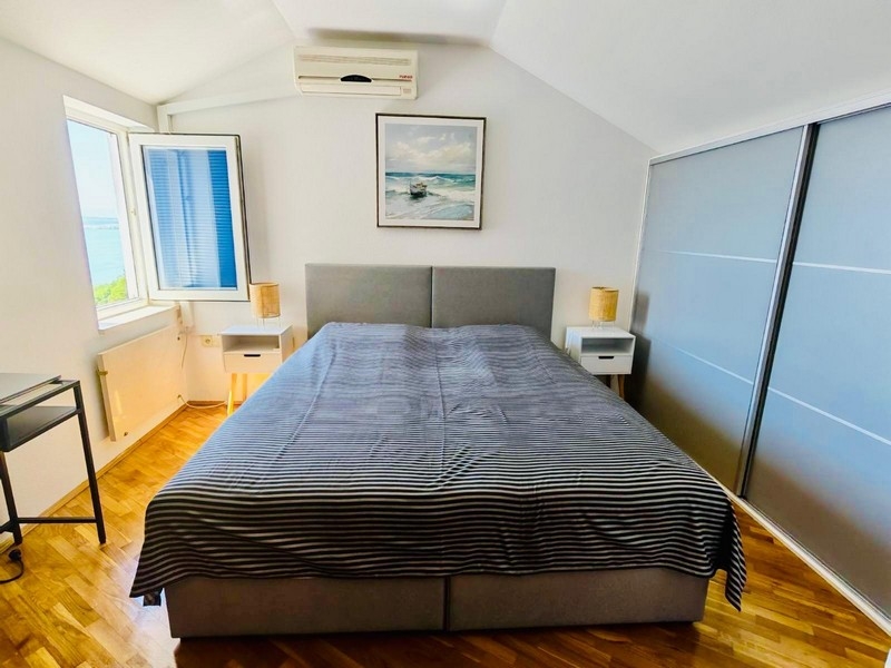Camera da letto con letto matrimoniale e armadio a muro